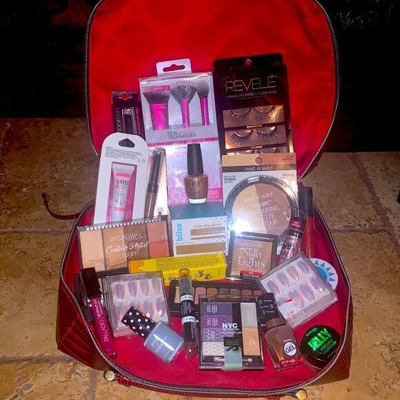 25 Piece Beauty Set includes Estée Lauder Travel Bag